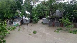 নিম্নচাপে উপকূলের ১৫ জেলায় জলোচ্ছ্বাস ও ভারি বৃষ্টির আশঙ্কা