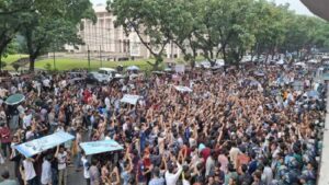 সচিবালয়ের সামনে শিক্ষার্থীদের বিক্ষোভ, সব গেট বন্ধ