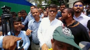 ৫ ঘণ্টা অবরুদ্ধের পর বের হলেন দুই উপদেষ্টা ও প্রেস সচিব