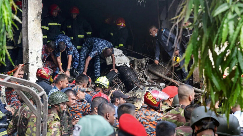 মধ্যরাতে মাইলস্টোন স্কুল প্রাঙ্গণে শিক্ষার্থীদের বিক্ষোভ