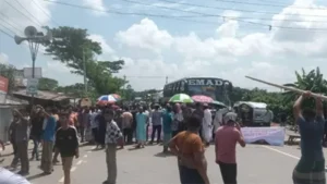 ইসির গেজেটে সংসদীয় আসনের সীমানা পুনর্বিন্যাসের দাবিতে ভাঙ্গায় দুই মহাসড়ক অবরোধ