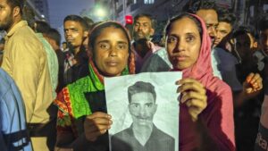 স্বজনের খোঁজে মিরপুরে ছবি হাতে অনেকে