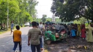 গাজীপুরে অটোরিকশায় কাভার্ডভ্যানের ধাক্কা, নিহত ৪