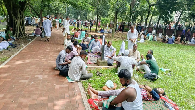 ভ্যাপসা গরমে স্বস্তি পেতে রমনা পার্কে অবস্থান নিয়েছেন জামায়াতের হাজারো নেতাকর্মী
