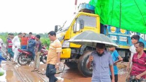 গাজীপুরে রেললাইনে ট্রাক বিকল, উত্তরাঞ্চলের রেল যোগাযোগ বন্ধ