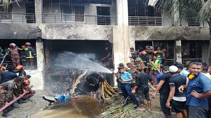 সোমবার (২১ জুলাই) দুপুরে রাজধানীর উত্তরা মাইলস্টোন স্কুল অ্যান্ড কলেজের একটি ভবনে বিধ্বস্ত হওয়া প্রশিক্ষণ বিমানের অংশ