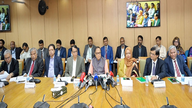 ২০২৫-২৬ অর্থবছরের প্রথমার্ধের জুলাই-ডিসেম্বর সময়ের জন্য মুদ্রানীতি প্রকাশকালে গভর্নরসহ অন্যান্যরা