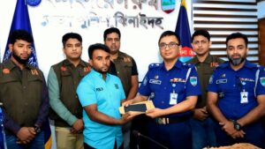 চুরি হওয়া ১১৯ মোবাইল মালিকদের হাতে