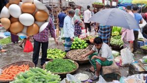 সবজির দামে পুড়ছে বাজার, ডিমের ডজন ১৫০ টাকা