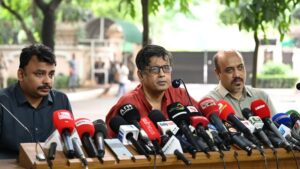 ৩ দলের সঙ্গে বৈঠক ডেকেছেন প্রধান উপদেষ্টা