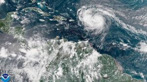 ঘণ্টায় ২৬০ কিলোমিটার বেগে ধেয়ে আসছে হ্যারিকেন অ্যারিন