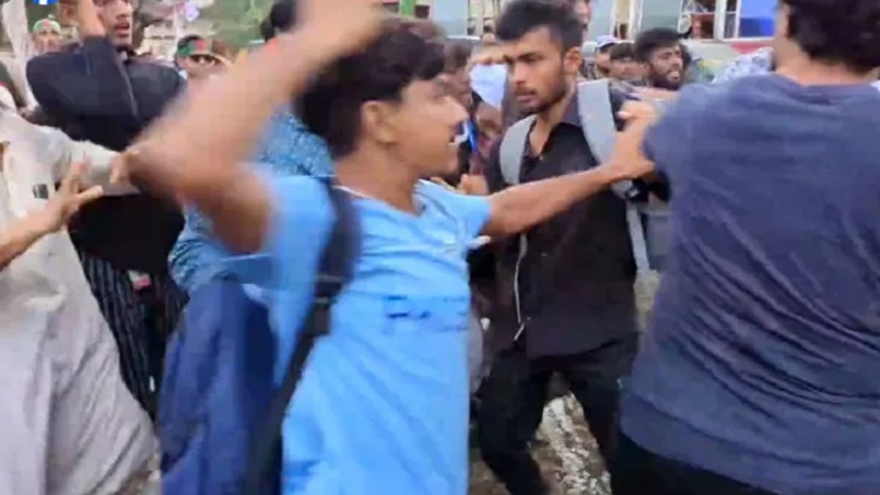 শাহবাগে জুলাই আন্দোলনকারী দুই পক্ষের মারামারি