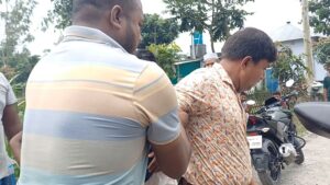 রাস্তার কাজে অনিয়ম, এলজিইডি কর্মচারীকে গণপিটুনি