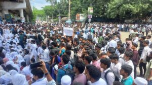 সাতরাস্তায় শিক্ষার্থীদের অবরোধ, যান চলাচল বন্ধ