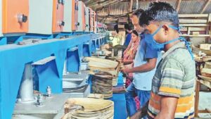 সুপারিগাছের খোলে পরিবেশবান্ধব থালা–বাটি, তৈজসপত্র