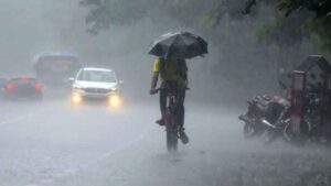 ঢাকায় গুঁড়িগুঁড়ি বৃষ্টি, ধীরগতি যানবাহনে অফিসগামীদের দুর্ভোগ