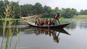 স্কুল যাচ্ছে রশি টানা নৌকা নিয়ে, ঝুঁকিতে শিশুরা