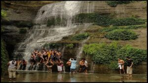 শেয়ারবাজারের ২ পর্যটক ঝর্ণায় দুর্ঘটনা থেকে অল্পের জন্য প্রাণ বাঁচল