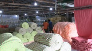 সিরাজগঞ্জে কম্বল ৭৫ টাকা, শীতের কাপড় মেলে ৮ টাকায়