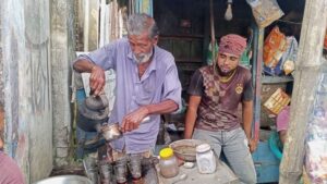 দুই টাকায় চা দুই দশক ধরে বিক্রি করছেন চুয়াডাঙ্গার লতিফ শাহ