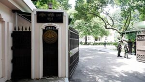 রাজনৈতিক দলগুলোকে নিয়ে বিশেষ বৈঠকে প্রধান উপদেষ্টা