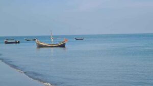 সেন্টমার্টিনগামী ট্রলার ৪৫ যাত্রী নিয়ে চরে আটকে পড়েছে