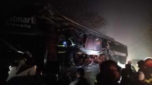 ঢাকা-চট্টগ্রাম মহাসড়কে দাঁড়িয়ে থাকা ট্রাকে বাসের ধাক্কা, নিহত ৩