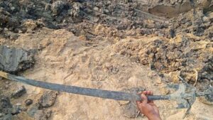 মাগুরায় নদী খননকালে মুঘল আমলের তরবারি উদ্ধার, প্রত্নতত্ত্ব অধিদপ্তরে হস্তান্তর