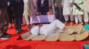 ঝালকাঠিতে উপহারের শীতল পাটিতে মঞ্চেই বিশ্রাম নিলেন জামায়াত আমির