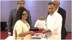 গুণীজনদের হাতে একুশে পদক তুলে দিলেন প্রধানমন্ত্রী